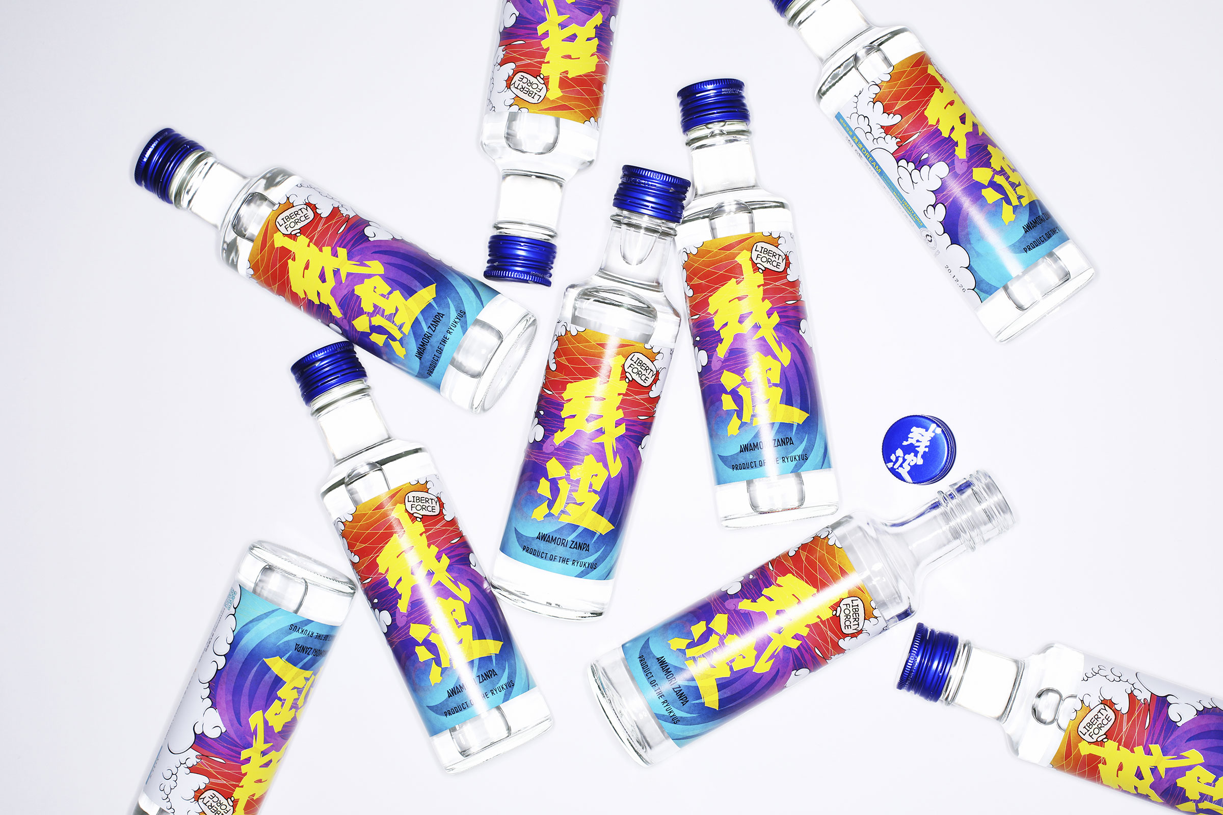 Supreme スニーカーなどのオフィシャルショットを撮影している写真家の松尾修氏によって撮影された残波DREAM のボトル。氏の作風のスニーカー写真のように単色背景にボトルが躍るように散りばめられている。エッジが効いてファッショナブルなな写真。