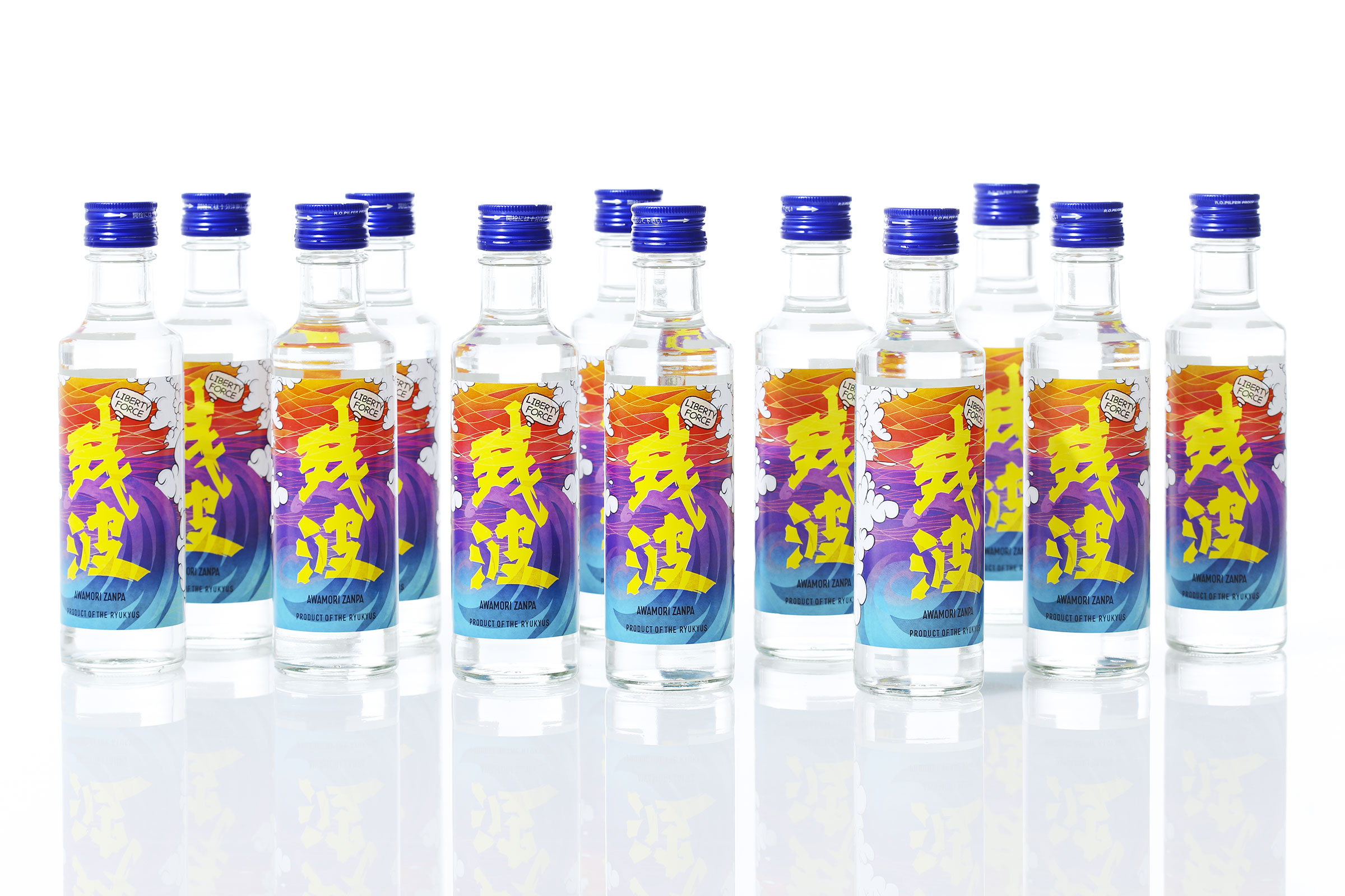 Supreme スニーカーなどのオフィシャルショットを撮影している写真家の松尾修氏によって撮影された残波DREAM のボトル。白い色背景にボトルが並ぶ、エッジが効いてファッショナブルなな写真。